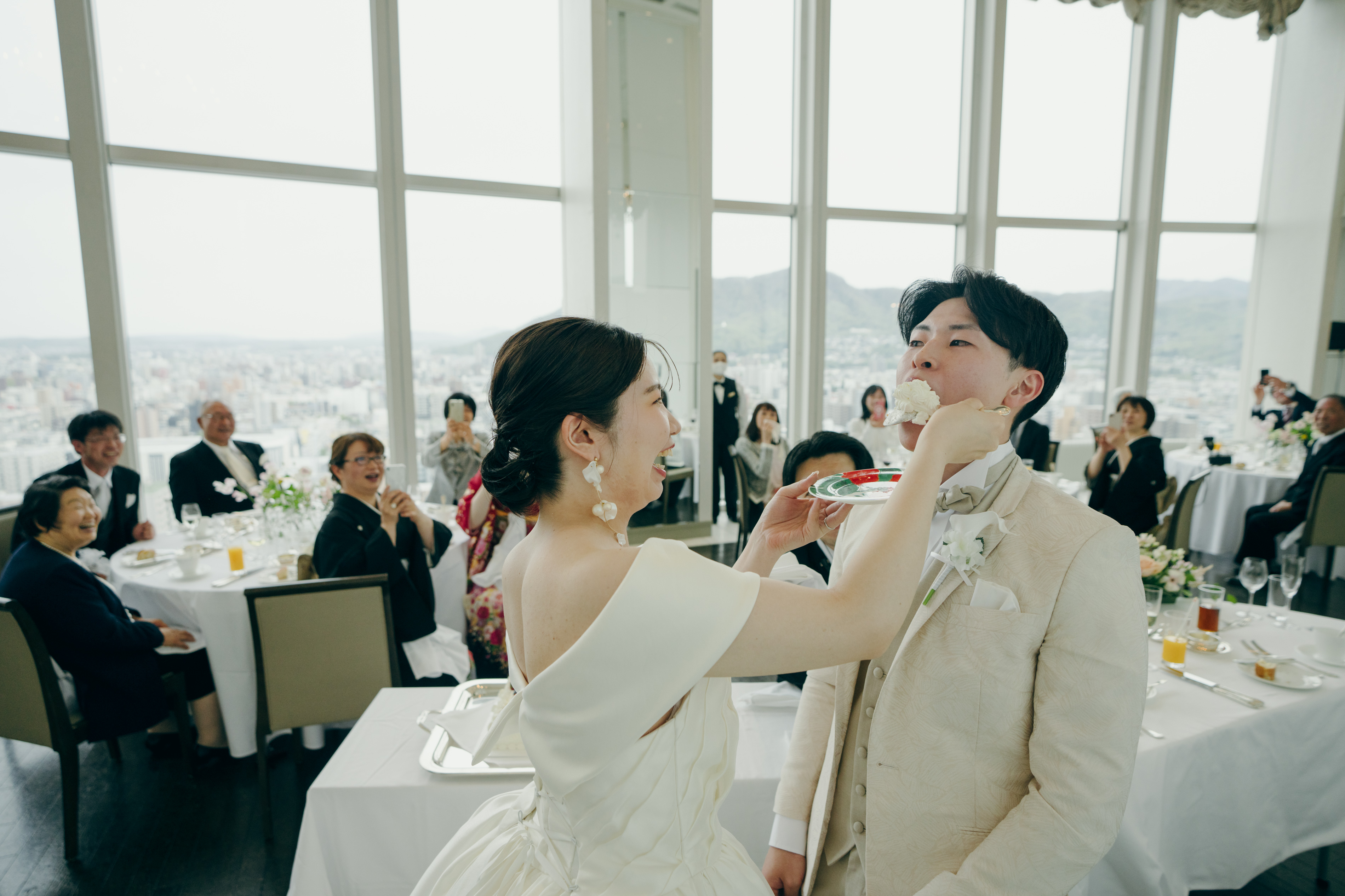 【ウェディングレポート】北海道神宮で挙式後は、みんなでお食事会を♪